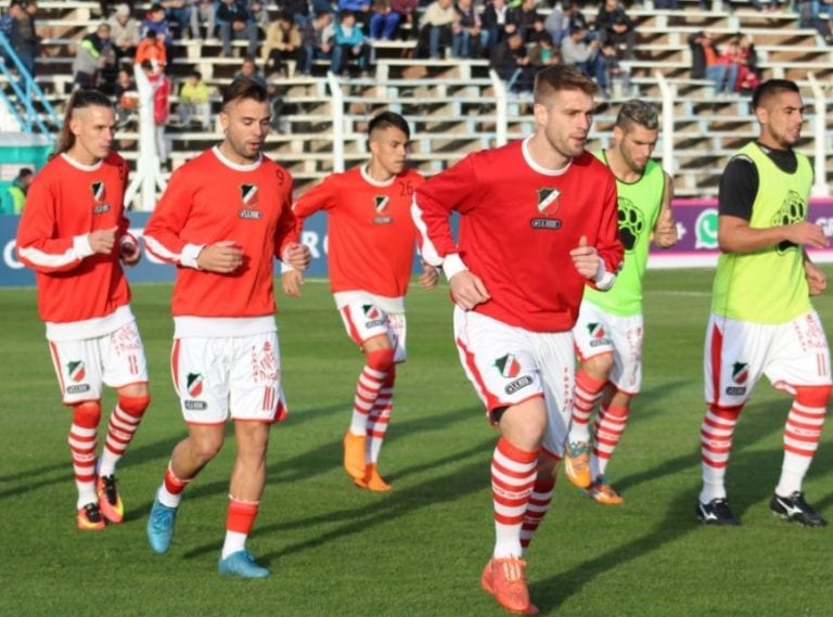 Deportivo Maipú ya está en el campo de juego esperando por Chacarita Juniors.