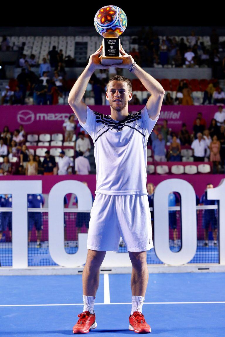 Diego Schwartzman levanta el trofeo después de vencer al estadounidense Fritz Taylor en la final del abierto de Tenis de Los Cabos, categoría de ATP World Tour 250, disputado en el estado de Baja California. EFE/Jorge Reyes