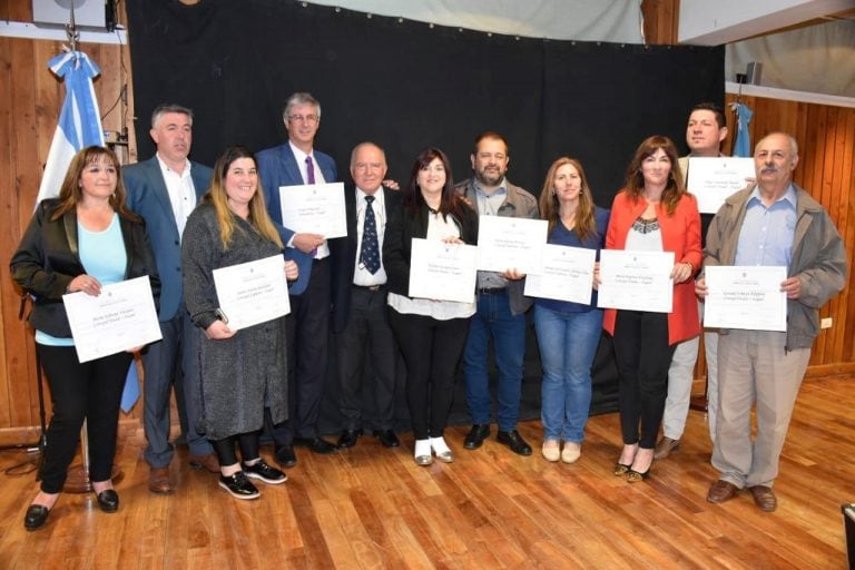 El intendnte de Esquel, Sergio Ongarato electo nuevamente junto con los concejales recibiendo diplomas.