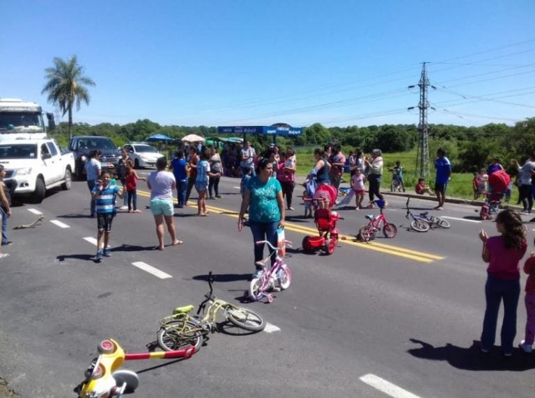 Vecinos del barrio San Pedro Pescador cortan el Puente Belgrano. (Foto: Diario Chaco)