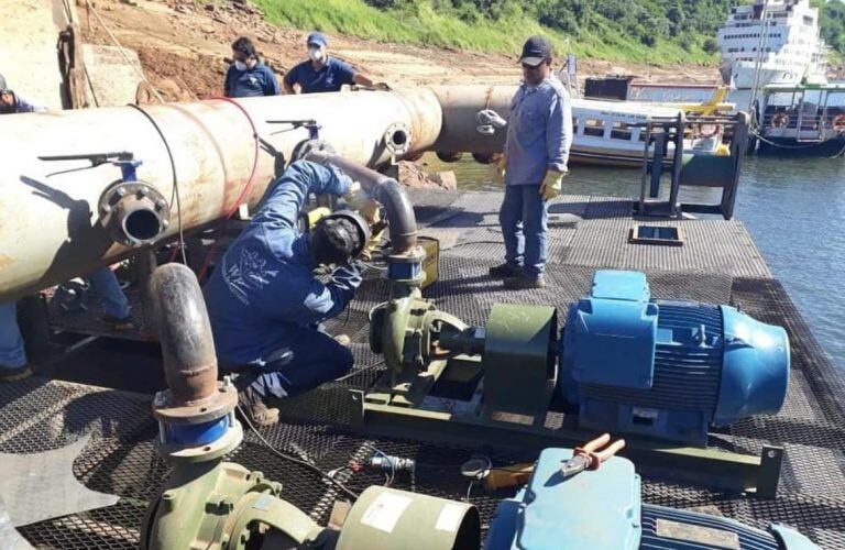 En el río Iguazú debieron colocar las bombas en pontones o balsas para impulsar agua hacia la red de la ciudad. (IMAS de Misiones)