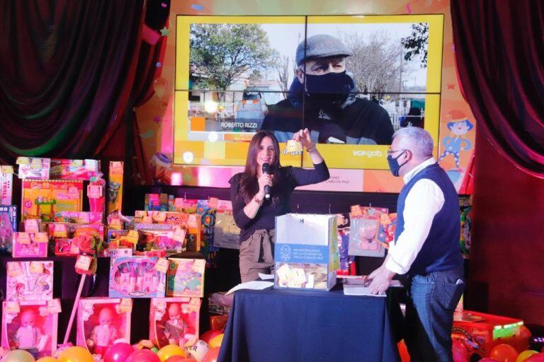 Premios y regalos de todo tipo y para todas las edades. (Foto: prensa municipal).