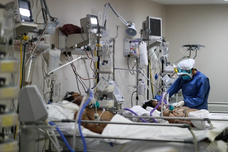 Paciente de COVID-19 en el Hospital Bicentenario de Esteban Echeverría. (Foto: Juan Ignacio Roncoroni /EFE)