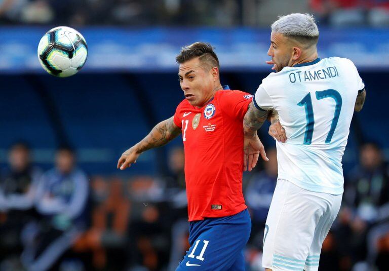 Nicolás Otamendi le gana a Vargas. El defensor argentino fue una muralla para los delanteros rivales.