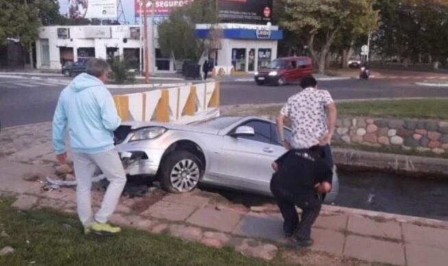 Vecinos rescataron al conductor del automóvil quien estaba alcoholizado.