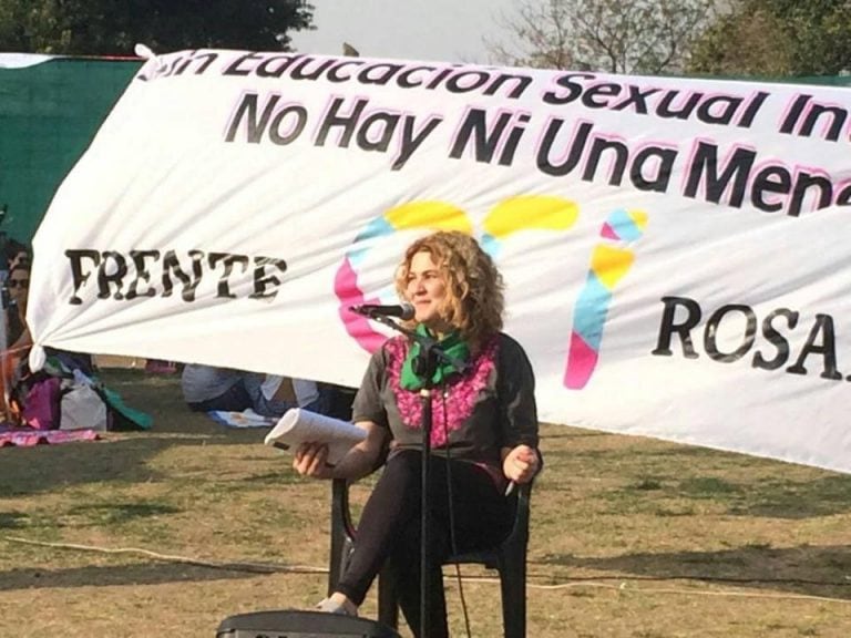 Itatí Schvartzman es una activa militante feminista y la intimidación la recibió su Hija. (Facebook)