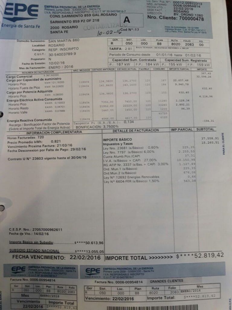 Facturas de la EPE en un consorcio comercial de Rosario para los primeros bimestres de 2016 y 2017.