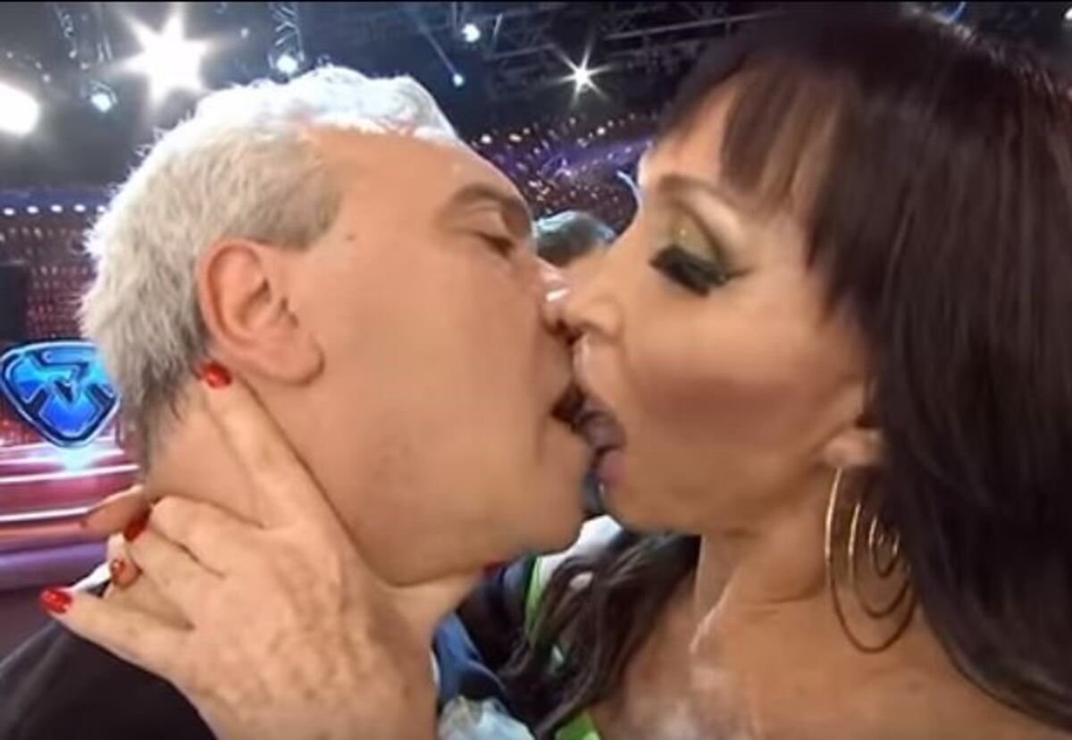 Moria Casán dio clase de besos y le comió la boca a Coco Sily