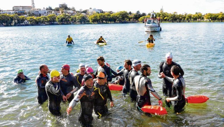 Nadaron en el Río Negro para homenajear a los caídos en Malvinas. Fotos: Río Negro