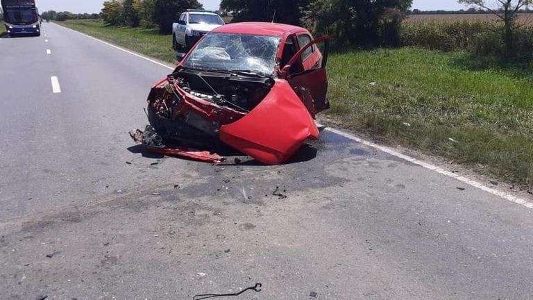 Los ocupantes del auto terminaron heridos.