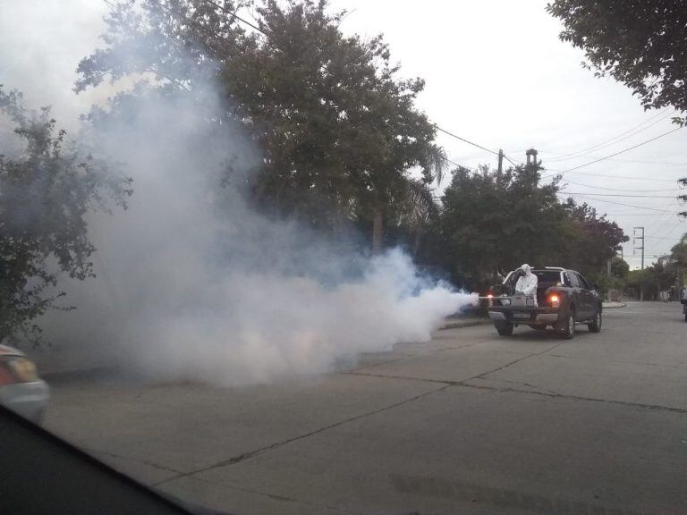 Fumigaron en el barrio La Cuesta de Carlos Paz. (Foto: Municipal).