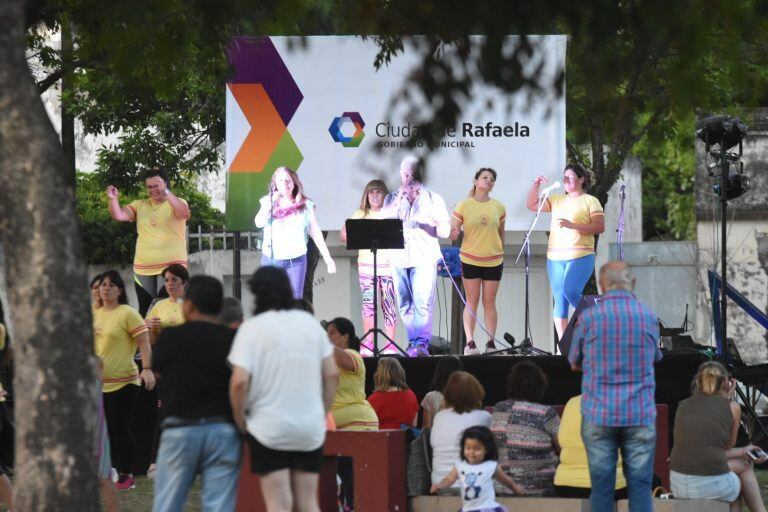 Una buena cantidad de gente se sumó a la plaza Eva Perón. (Municipalidad de Rafaela)