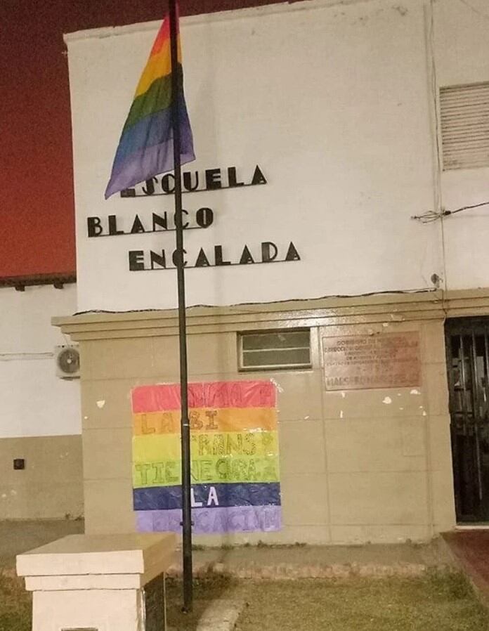 Los carteles en al escuela Blanco Encalada.