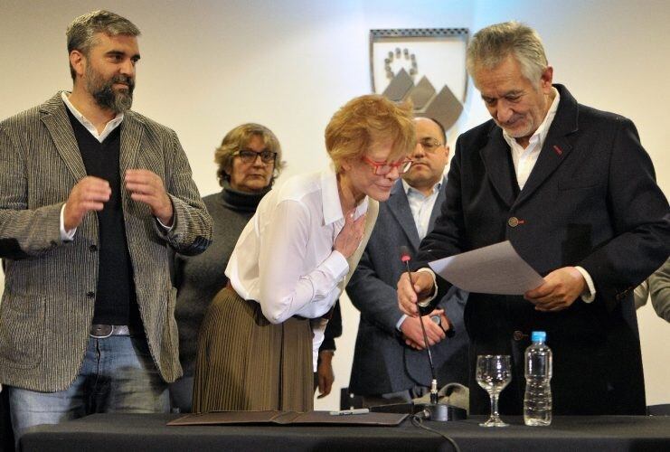 Alicia Bañuelos asumiendo el cargo de Rectora de la Universidad de La Punta.