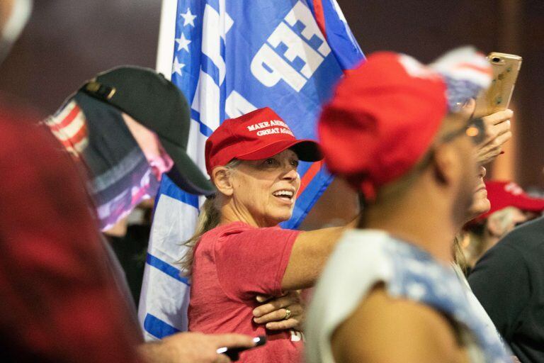 Seguidores de Donald Trumo reclaman en el Departamento Electoral de Maricopa, en Arizona (Courtney Pedroza/Getty Images/AFP)