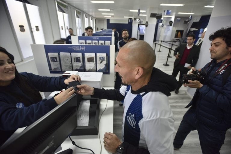 El Cholo Guiñazú fue a la sede de Talleres para retirar su carnet de socios y recibió el afecto de la gente.