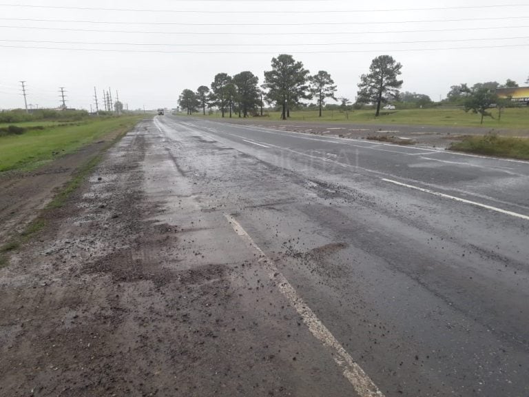 Interminable cola de autos averiados por un bache en la autopista Rosario-Santa Fe. (Aire Digital)