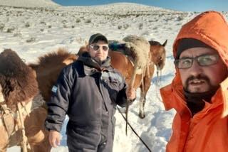 Cabalgaron 3 horas en medio de la nieve.