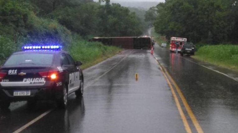 Se accidentó un micro sobre la Ruta Provincial 103. (Foto: El Territorio)