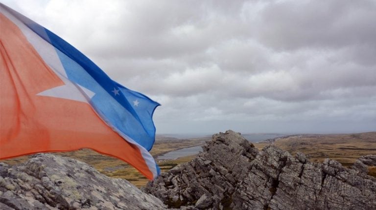 Bandera provincial flameando en Malvinas.