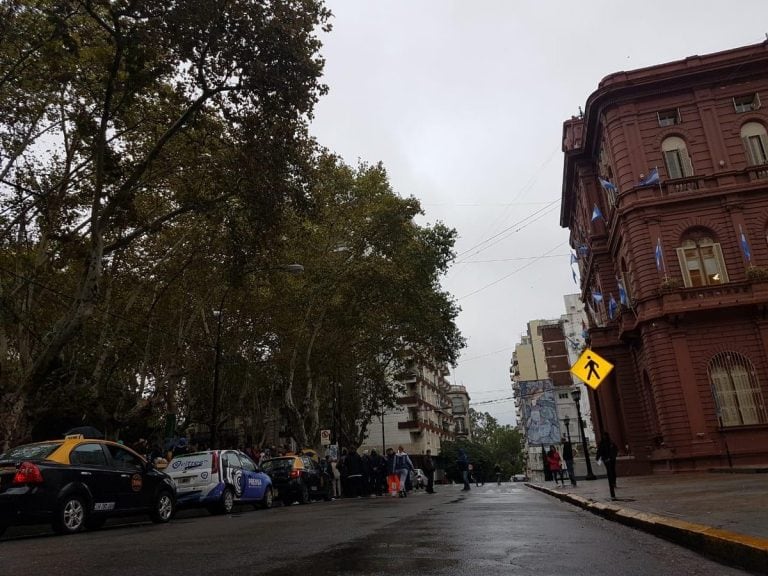 Taxistas protestaron frente a la Municipalidad. (Rosario Nuestro)