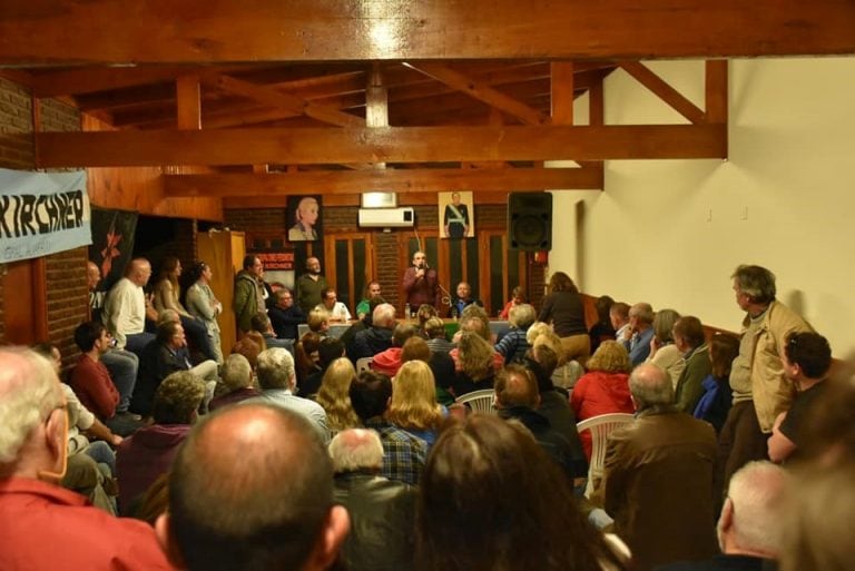 Publico presente en el salón de "SMATA" en Necochea, escuchando las palabras del Ex Secretario de Comercio Interior.