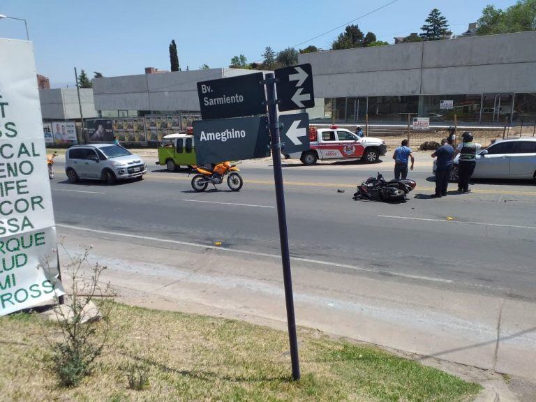 El motociclista siendo asistido tras impactar contra el asfalto.