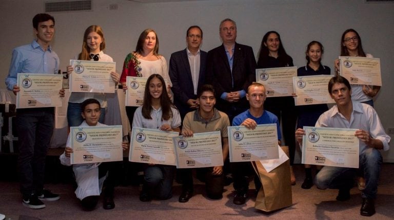 Entrega de premios y becas en una edición anterior del Concurso Mejor Promedio con la presencia del exgobernador Hugo Passalacqua.