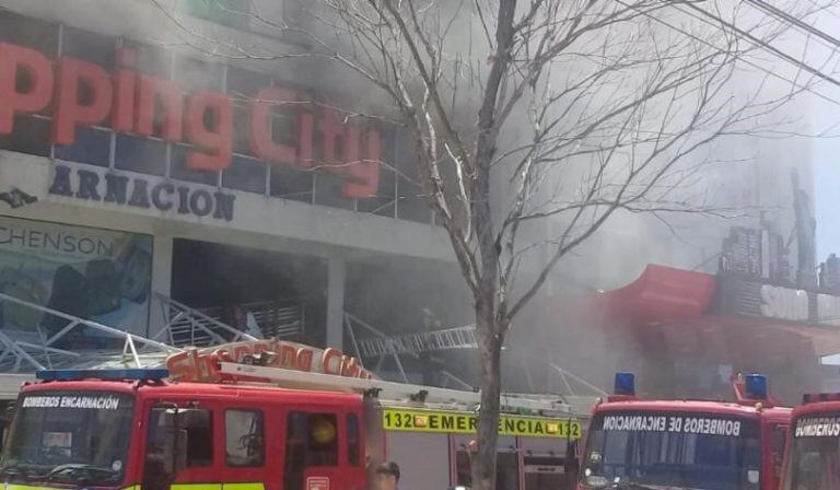 Dotaciones de Bomberos de tres ciudades trabajan en el lugar (foto: ABCColor)