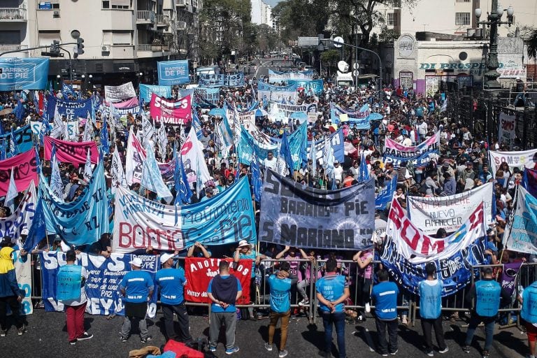 Convocadas por diversas organizaciones sociales, se congregaron el miércoles pasado ante el Congreso por la Emergencia Alimentaria. Foto: EFE/ Juan Ignacio Roncoroni.