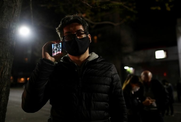 Un hombre escucha el discurso de Alberto Fernández desde afuera de la Residencia de Olivos (Foto:.REUTERS/Agustin Marcarian)