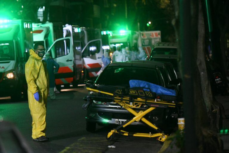 Trasladan a residentes de un geriátrico en Balvanera (Foto: Clarín)