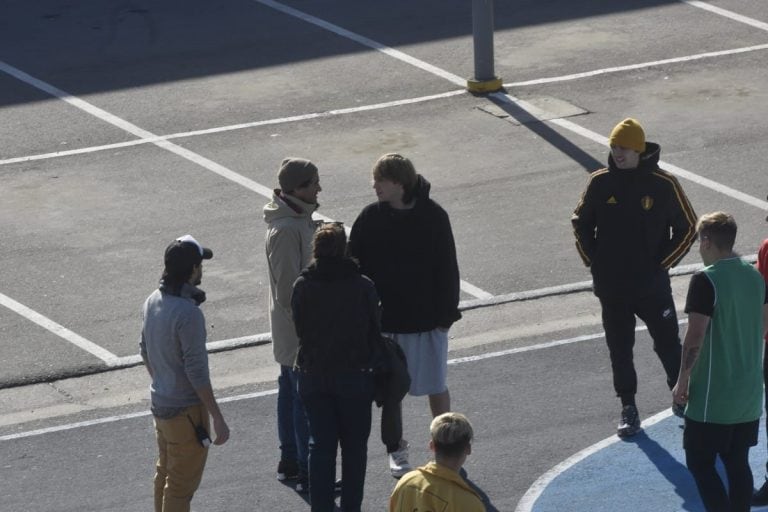 Paulo Londra en la Terminal de Ómnibus con los pibes del Carbó.