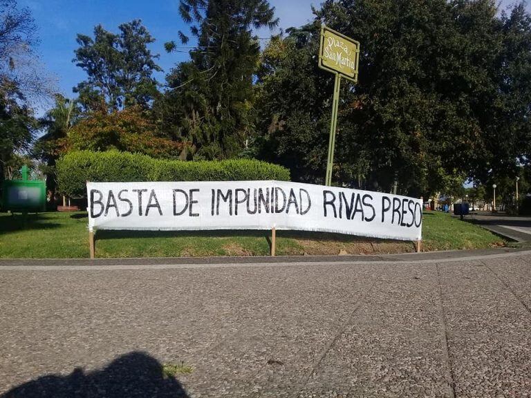 Carteles frente a tribunales
Credito: Facebook Rompiendo el silencio