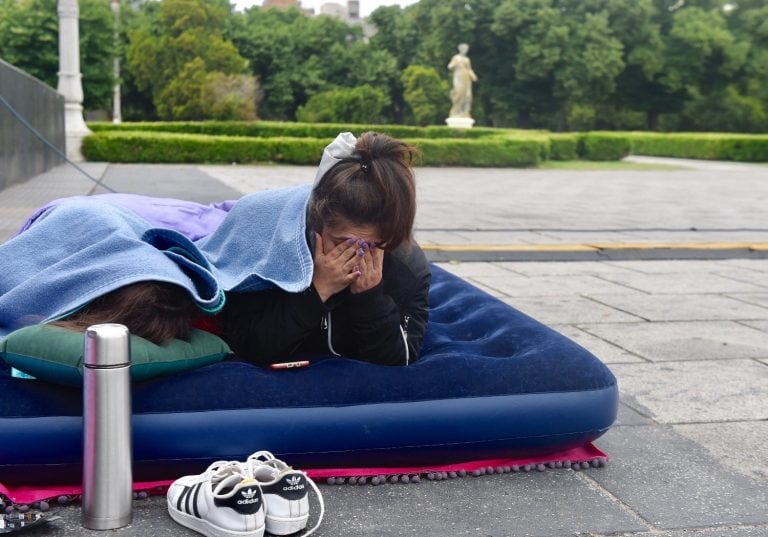 Las chicas se turnarán hasta el domingo.