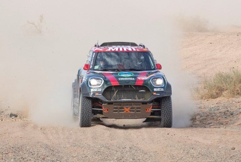 Los argentinos Orlando Terranova y Bernardo Graue, con el Mini JCW del X-Raid Team.