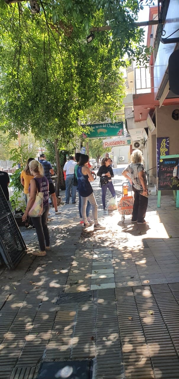 Filas de gente esperando ser atendidos en diferentes comercios de Carlos Paz.