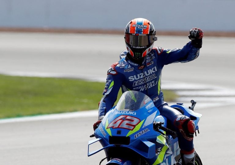 El español Alex Rins (Suzuki), celebrando su victoria en el Gran Premio de MotoGP de Gran Bretaña de 2019, en Silverstone.