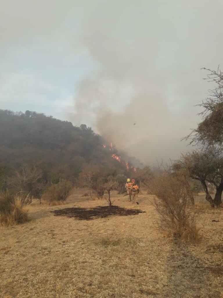 Bomberos Voluntarios del Valle del Conlara fueron convocados para trabajar en el control de fuego en la serranía donde hay condiciones de escasa humedad y mucha temperatura