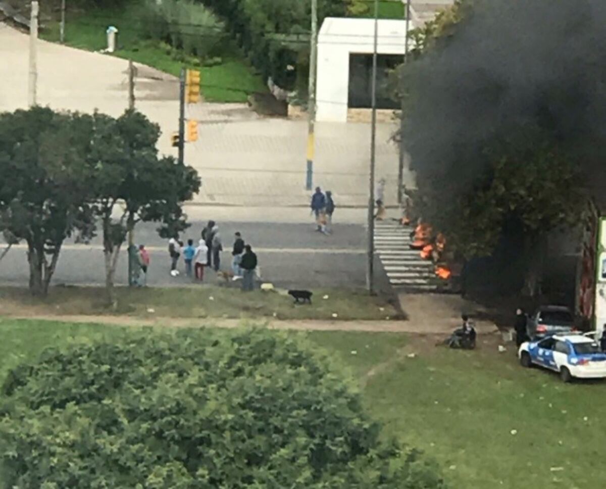 Caos de tránsito en Puerto Norte por un piquete en la salida del túnel Celedonio Escalada