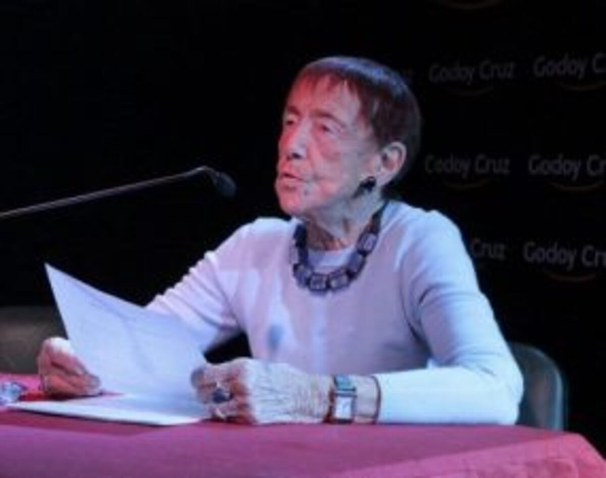 Una escritora rosarina recibió un Doctorado Honoris Causa por su trayectoria