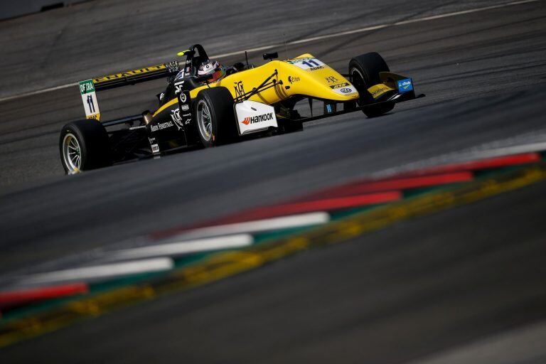 Sacha, al volante de su monoposto de la F3 Europea durante las prácticas en Spa. Los coches están equipados con chasis Dallara F317 y motor Volkswagen de 2000 c.c. (potencia 240 caballos).