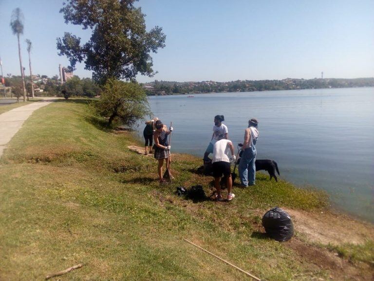 Un grupo de diez personas trabajando en el área.