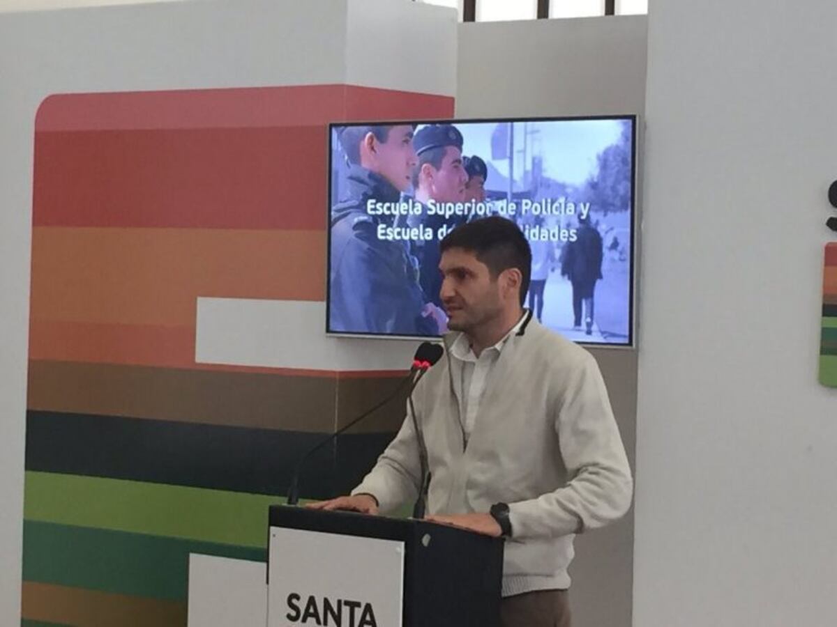 Pullaro reconoció que las comisarías están "llenas" y dijo que van a "descomprimir Rosario"