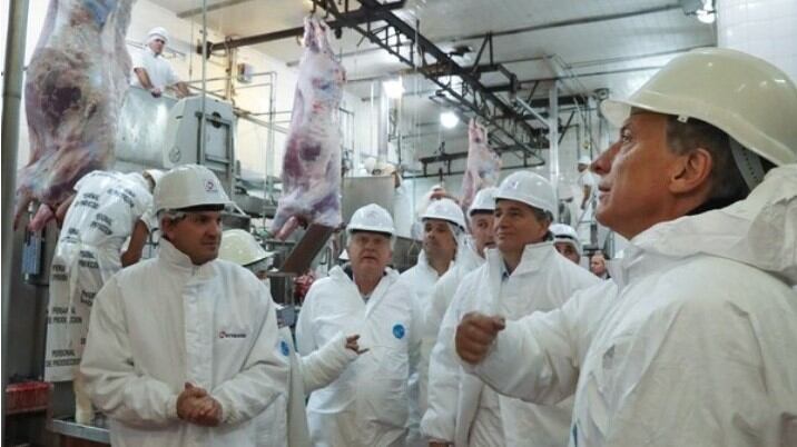 Macri recorrió la planta frigorífica en Carcarañá.