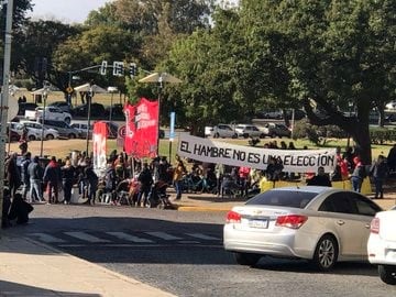 Movilización frente al Concejo de organizaciones sociales. (@MauroYasprizza)