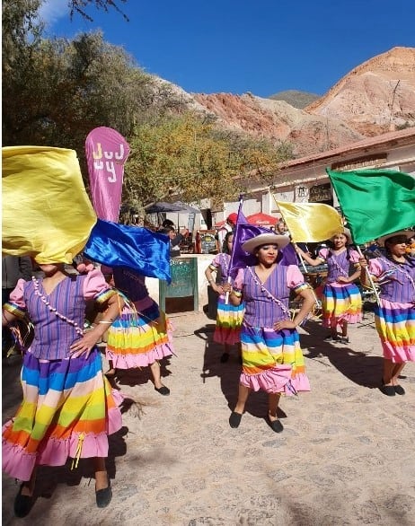 Un ballet sorprendió gratamente a los turistas que presenciaron la apertura de la temporada invernal en Purmamarca.