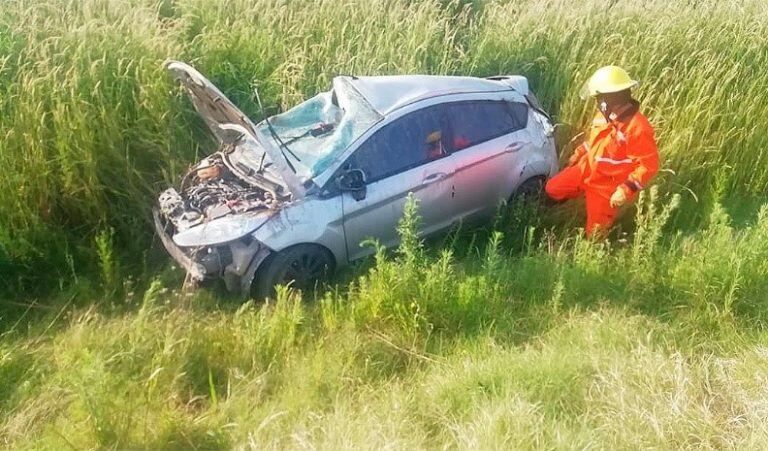 Espectacular vuelco sobre la Ruta 26 en cercanías de Buchardo. (Policía de Córdoba)