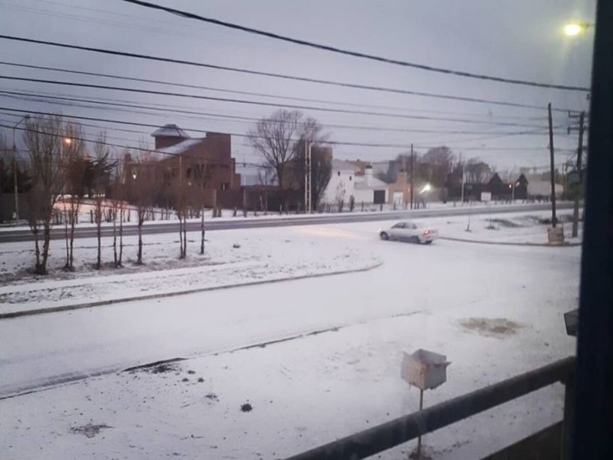 Ola polar: llegó la nieve a Caleta Olivia y en redes las imágenes son las protagonistas