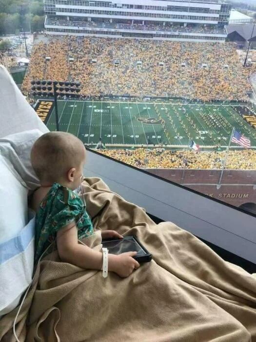 Wyatt Hemphill mira emocionado a la ola de los hinchas de los Iowa Hawkeyes (Foto: Facebook)